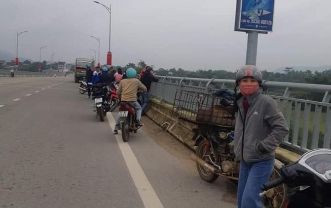 Phát hiện thanh niên nhảy cầu nhưng không thể lao xuống cứu