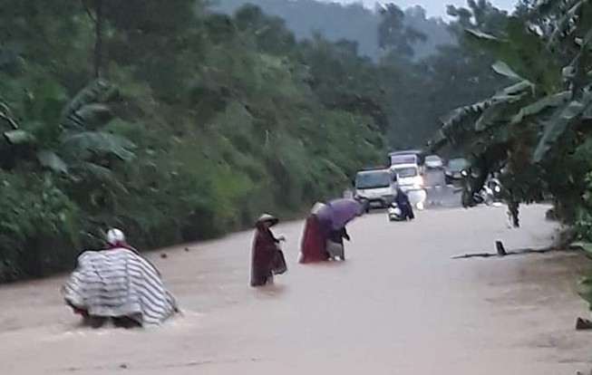 Mưa lớn, đường Hồ Chí Minh và nhiều nhà dân ở Nghệ An bị ngập