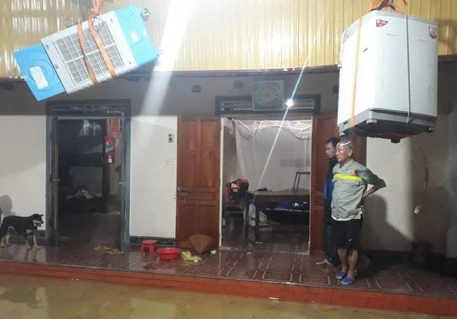 Mưa lớn, thủy điện đồng loạt xả lũ, dân lên Facebook kêu cứu