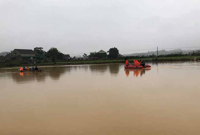 Nữ công nhân khó khăn bị tử vong khi đi làm trong mưa lũ