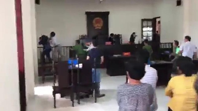 Kiểm sát viên, nhà báo bị đánh tại Tòa Bình Chánh là ai?