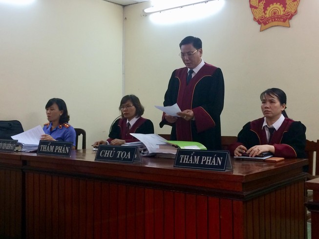 Tạm ngừng phiên tòa 1 tháng vì họa sĩ Lê Linh bị bệnh