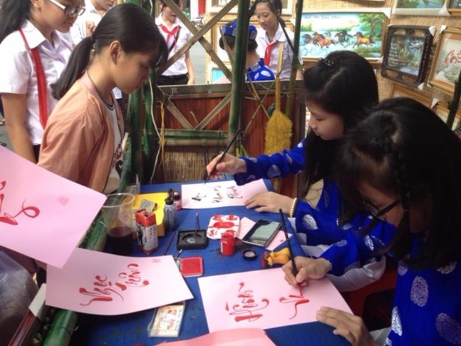 "bà Đồ" cho chữ khách 2uan tam tại ngày hội sắc xuân miệt vườn