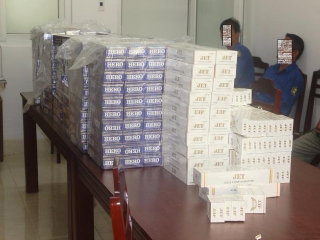 CSGT Cần Thơ bắt 4 xe ô tô khách chở thuốc lá lậu