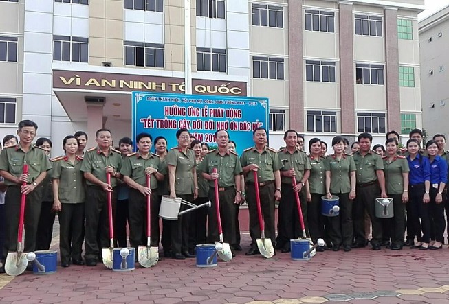 Công an Cần Thơ trồng cây nhớ ơn Bác Hồ