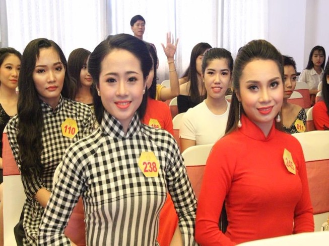 Hơn 100 người đẹp dự sơ tuyển đợt 1 Hoa khôi Nam bộ