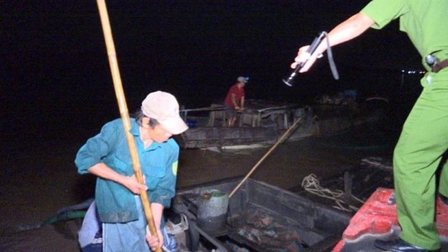Nổ súng bắt ghe hút cát lậu ở Vĩnh Long