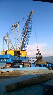 Thu hồi cát xây nhà cho dân bị sạt lở ở An Giang