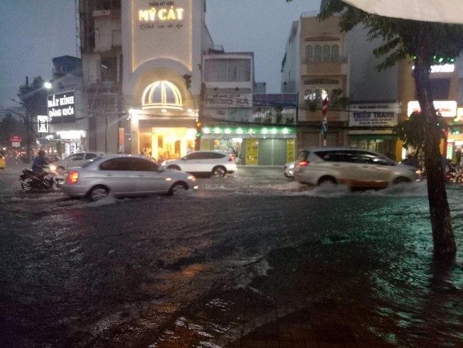 Mưa lớn, TP Cần Thơ gần như chìm trong nước