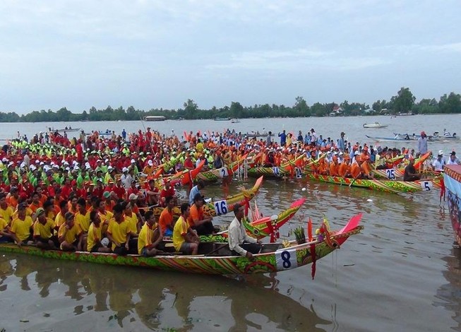 Ghe ngo Kiên Giang vào hội đua ghe