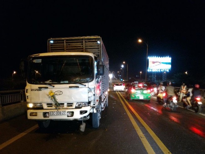 Đâm thẳng vào xe tải ở cầu Rạch Miễu một người tử vong