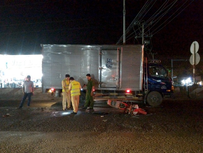 Tông đuôi xe tải, 1 người đàn ông tử vong 