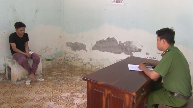 Đang phân nhỏ ma túy để bán thì bị bắt
