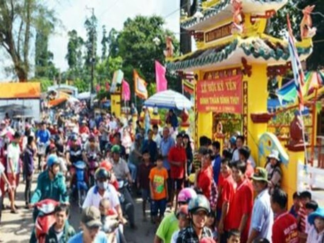 Người dân và du khách đến với lễ hội kỳ yên Thượng điền Đình Bình Thủy 2019