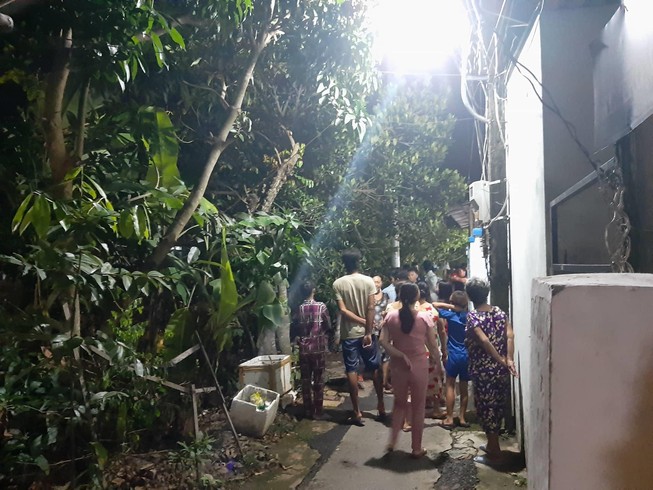 Công an bắt một người chồng đang cố thủ trong nhà