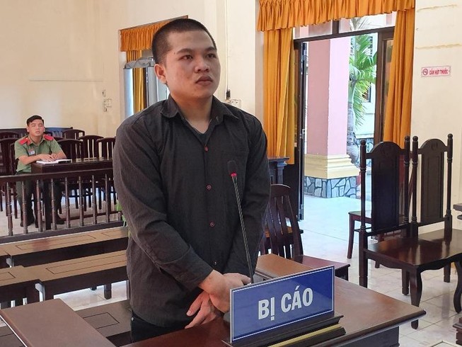 TAND tỉnh Kiên Giang xử sơ thẩm và tuyên phạt Nguyễn Văn Hoài (23 tuổi, ngụ ở tỉnh An Giang) 4 năm tù về tội “Tàng trữ trái phép vũ khí quân dụng” (ảnh VĂN VŨ)