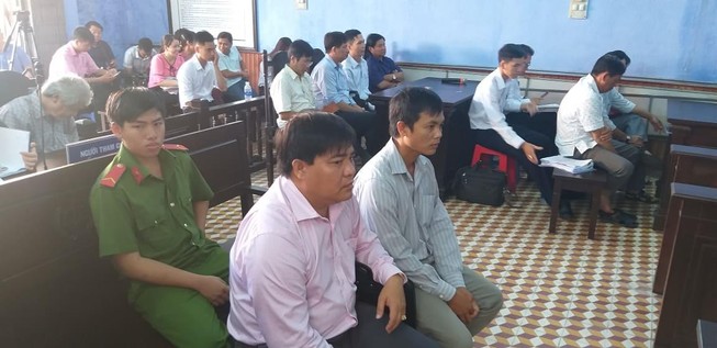 Bị cáo Phương (bìa trái) và Thanh tại tòa sáng 25-6, ảnh Nam Giao