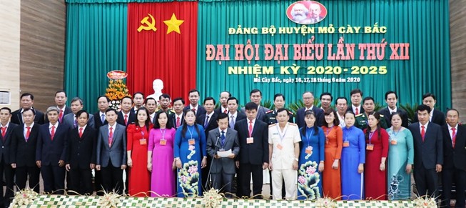 Ban chấp hành Đảng bộ huyện Mỏ Cày Bắc nhiệm kỳ 2020 - 2025 . Ảnh: VTV HT