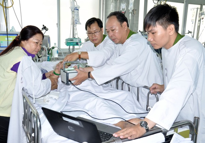 Cuối tuần vào bệnh viện làm CMND cho bệnh nhân