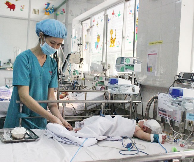 Bé sơ sinh bị đâm dao vào đầu tạm thoát viêm màng não mủ