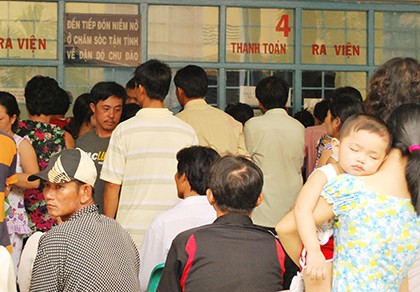 Muôn kiểu 'đục khoét' ngân quỹ của nhân viên y tế