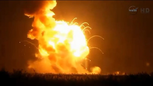 Tên lửa vũ trụ của NASA vừa rời bệ phóng đã phát nổ