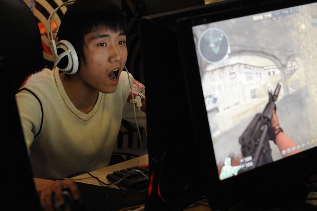 Thuê bạn gái ngồi cạnh để chơi game