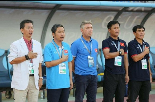 HLV Hoàng Anh Tuấn thay 2 trợ lý