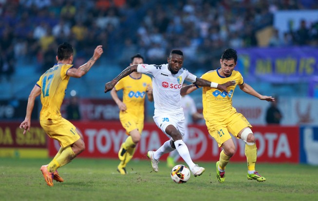Ai đủ sức vô địch lượt đi V-League?