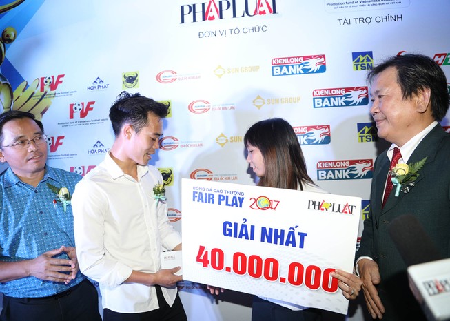 NutiFood thưởng cho nghĩa cử fair play của Văn Toàn!