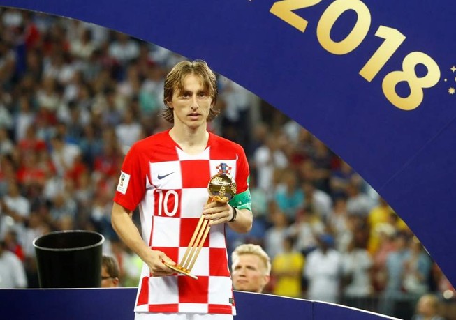 Modric buồn rầu nhận quả bóng vàng World Cup 2018