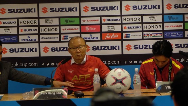HLV Park Hang-seo khóc trong phòng họp báo