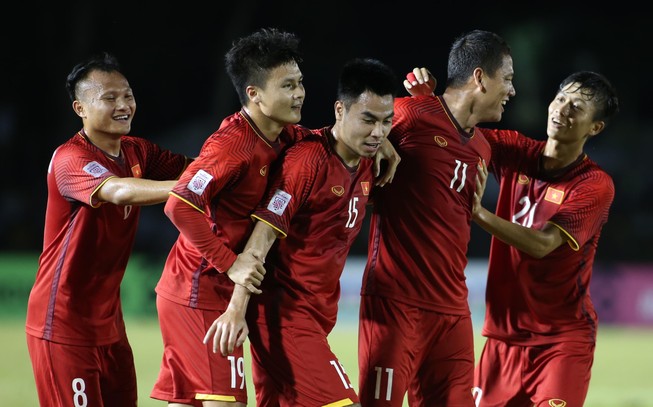Quang Hải tái đấu Stephan Schrock đáng gờm ở AFC Cup