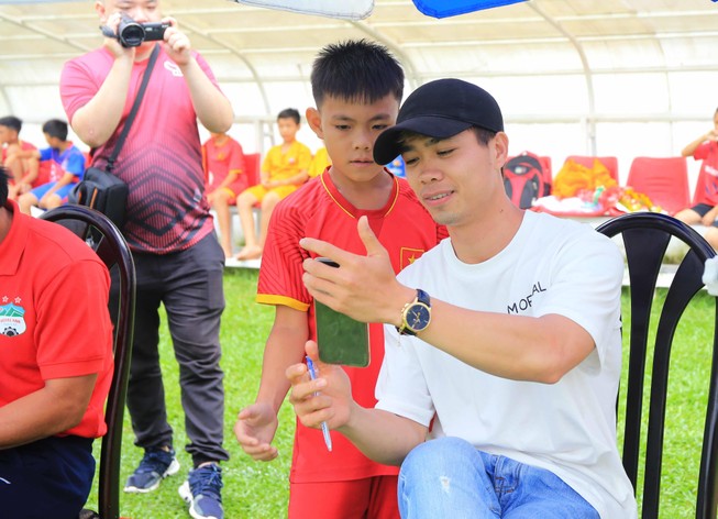 Cầu thủ nhí học hỏi bí quyết của Công Phượng thi vào Học viện