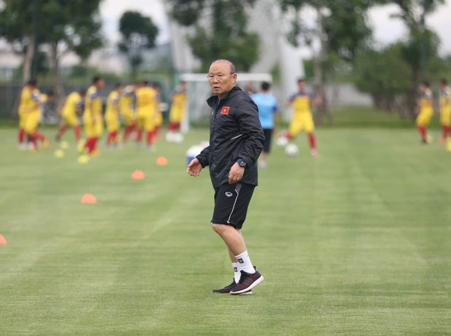 Đấu thầy cũ Hiddink, ông Park không cần Quang Hải, Martin Lo