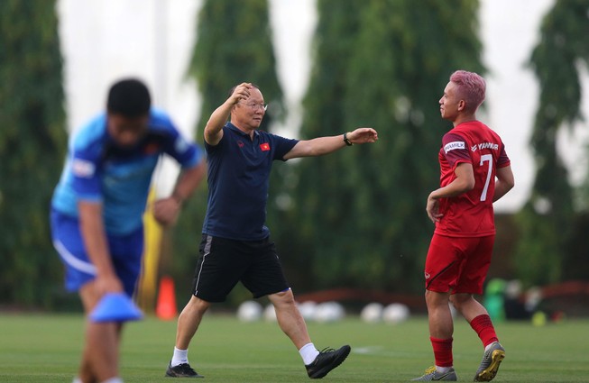 Thầy Park và đội trưởng Quế Ngọc Hải cảnh giác ‘Messi Thái’