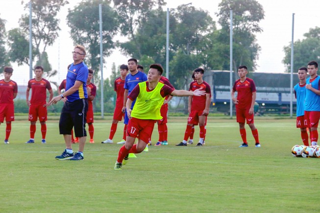 'Phù thủy trắng' Troussier và những chiêu lạ trên tuyển trẻ VN