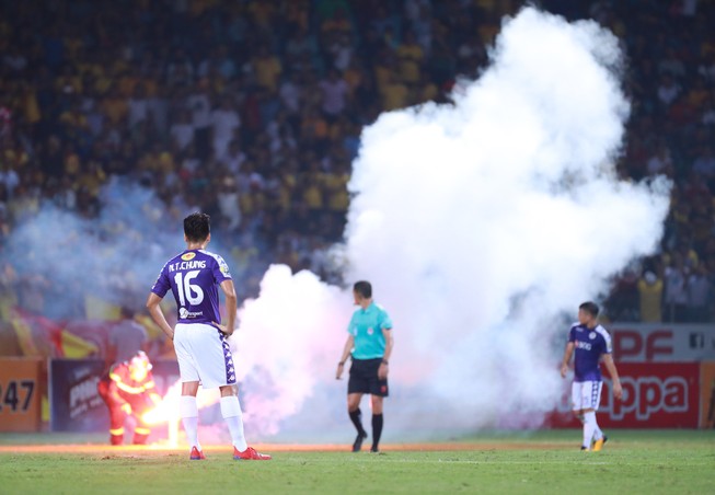 ‘Soi’ hooligan ở sân Mỹ Đình trận tiếp Malaysia