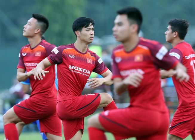 Công Phượng gây 'náo loạn' trên sân tập đội tuyển