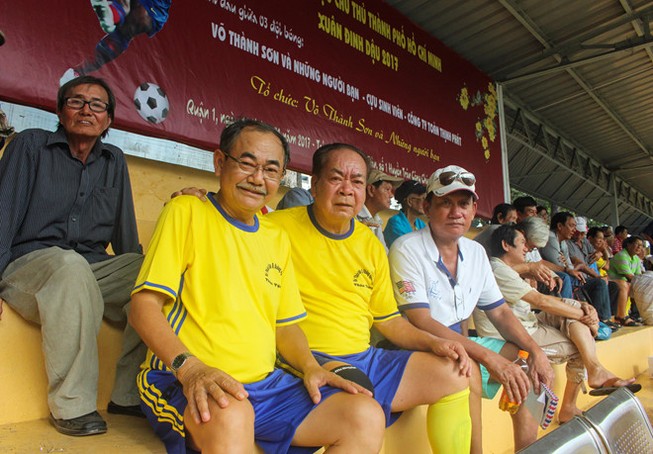 Võ Thành Sơn và NSND Việt Anh lo tết cho cựu tuyển thủ nghèo