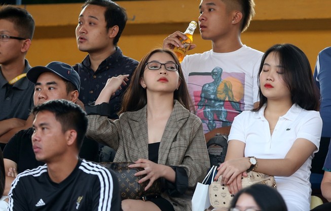 Không an toàn, không đá V-League trên sân không khán giả