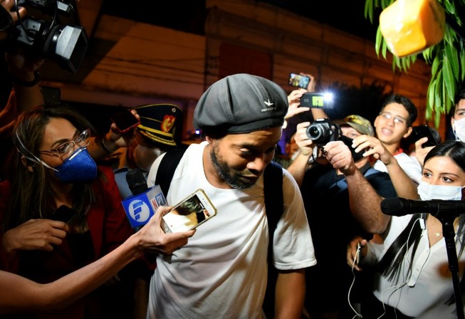 Ronaldinho rời nhà tù và bị nhốt trong khách sạn sang trọng