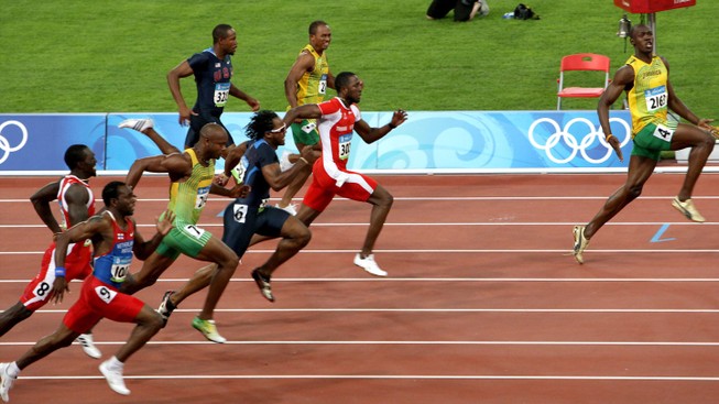 Clip: 'Tia chớp đen' Usain Bolt gây sốc thời giãn cách xã hội