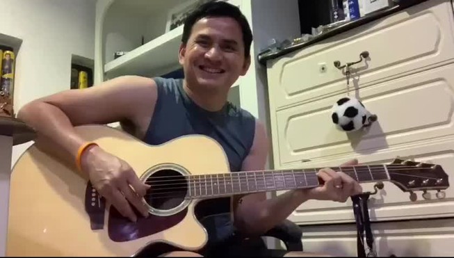 Clip: Kiatisak 'đốn tim' fan với ca khúc 'Hãy về đây bên anh'