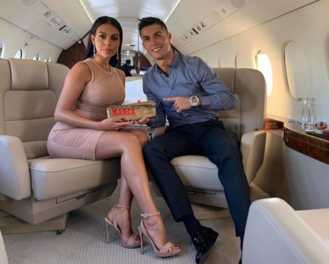 Ronaldo đưa bạn gái trở lại Ý trên máy bay riêng 20 triệu bảng