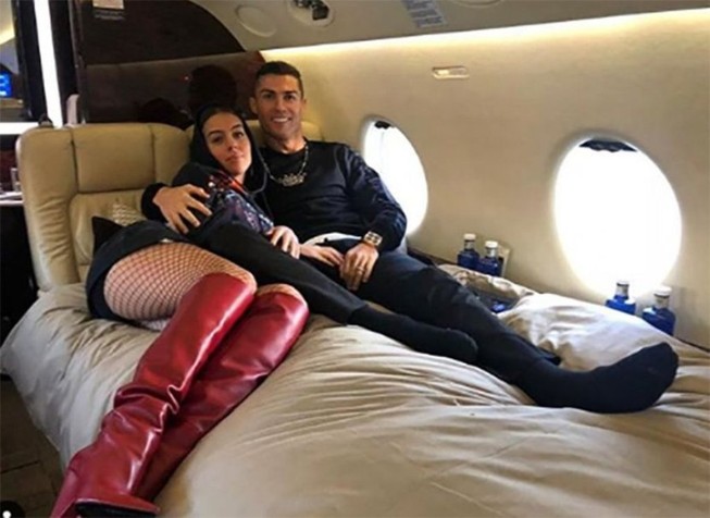 Bên trong máy bay riêng của Ronaldo và bạn gái Georgina có gì?