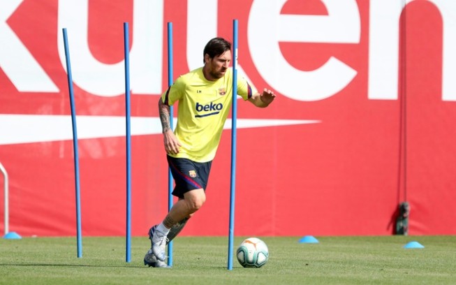 Messi ra sân tập luyện, La Liga tái xuất