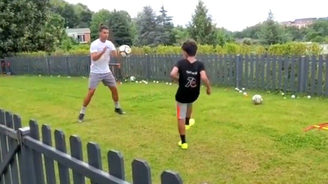 Clip: Ronaldo chơi bóng cùng con trai khi bị cách ly 14 ngày