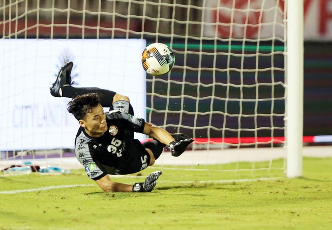 Clip: 'Vua' bắt penalty Tiến Dũng và 'chiêu' của thầy Chung