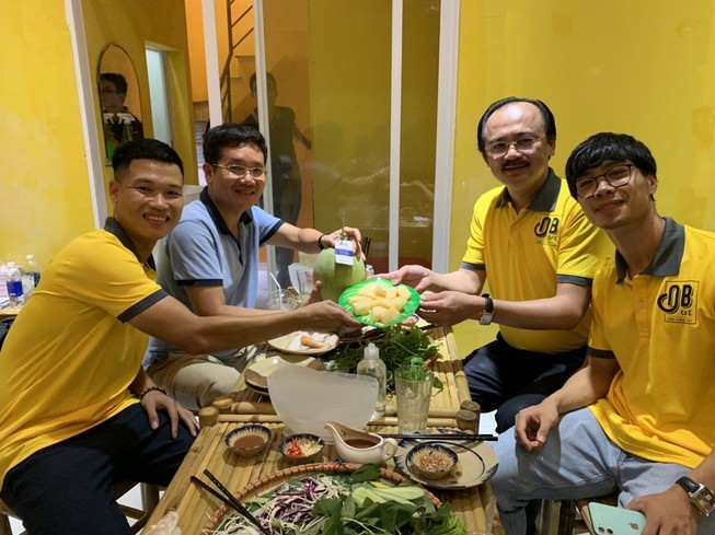Sau lễ đính hôn, Công Phượng bán cà phê Ông Bầu